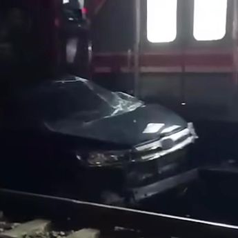 Detik-detik Mobil Tertabrak KRL di Underpass Soleh Iskandar Bogor, Kereta Sampai Terhenti