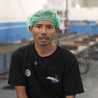 Rajin dan Konsisten, Penyandang Disabilitas Ini Jadi Tulang Punggung Kebersihan Dapur MBG di Karanganyar