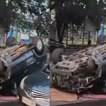 Diduga Hilang Kendali, Mobil Hitam Terbalik di Cibubur