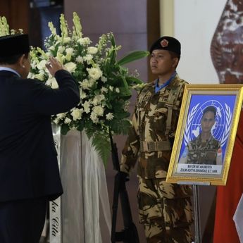 Momen Haru Prabowo Peluk dan Cium Putra Prajurit TNI yang Gugur di Lebanon