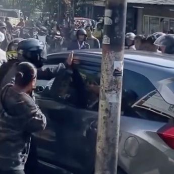 Mobil Tabrak 4 Motor di Perempatan Joglo Jakbar, Pengemudi Diamuk Massa