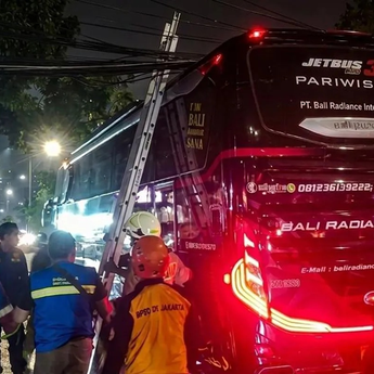 Tiang Kabel Optik Roboh di Mangga Besar, Lalu Lintas Sempat Terganggu