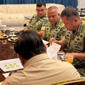 Prabowo Terima Laporan Pembangunan 300 Jembatan dan Renovasi Sekolah Terdampak Bencana dari KSAD