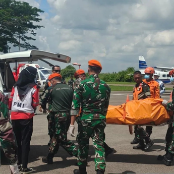 TNI AU dan Basarnas Evakuasi Korban Helikopter Jatuh PK-CFX ke Pontianak