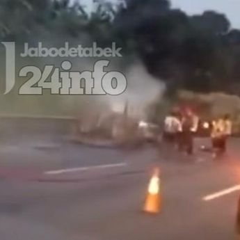 VIDEO: Mobil Terbakar di Tol Cikampek