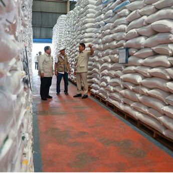 Prabowo Sidak ke Gudang Bulog Danurejo Magelang, Pastikan Stok Aman, Banyak, dan Distribusi Tepat Sasaran