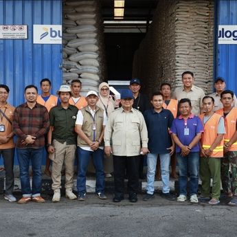 Di Tengah Sidak Gudang Bulog di Magelang, Prabowo Sapa dan Foto Bareng Pegawai