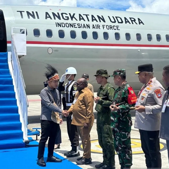 Tiba di Nabire, Wapres Gibran Kenakan Mahkota Kasuari dan Noken