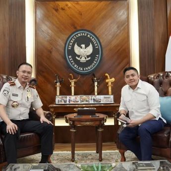 Seskab Teddy Indra Wijaya Bertemu Dirjen Hendarsam Marantoko, Bahas Program Strategis Imigrasi