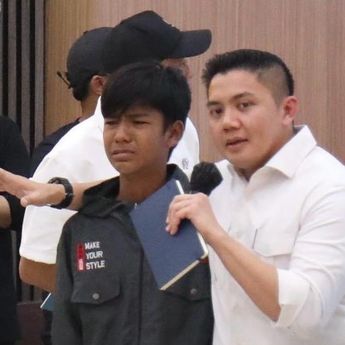 Calon Siswa Sekolah Rakyat Menangis di Pelukan Seskab Teddy: Saya Mau Sekolah, Pak