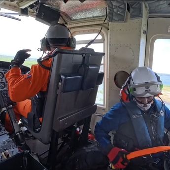 Terjebak Di Bawah Tebing, 2 WNA Dievakuasi Menggunakan Helikopter