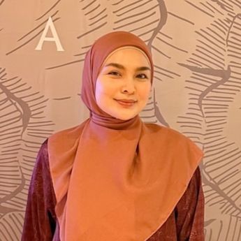 Ria Miranda Rilis Koleksi Baru Busana Muslim Khusus Haji
