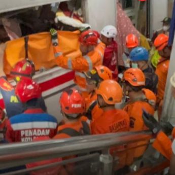 Tim SAR Potong Gerbong Evakuasi Penumpang KRL Terjepit usai Tabrakan