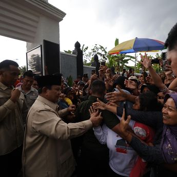 Prabowo Disambut Hangat Warga Banyumas Saat Ziarah ke Makam Margono Djojohadikusumo, Warga: Sehat Selalu!