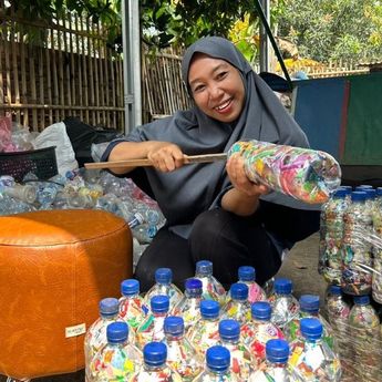 Menyulap Sampah Menjadi Berkah: Kisah Haru Ibu Amaliyah dalam Mengurangi Limbah di Kampung Masigit Bersama PNM