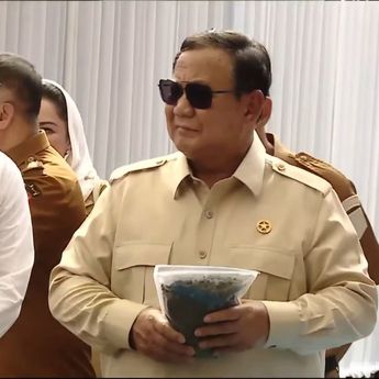 Momen Prabowo Lihat Produk Hasil Pengolahan Sampah, Dari Genteng hingga Paving Block