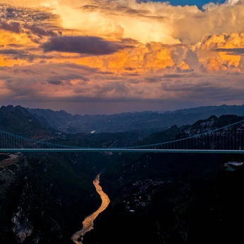 Jembatan Ngarai Besar Huajiang Resmi Jadi Tertinggi di Dunia