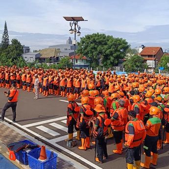 DLH DKI Kerahkan 1.400 Petugas Kebersihan saat May Day di Monas