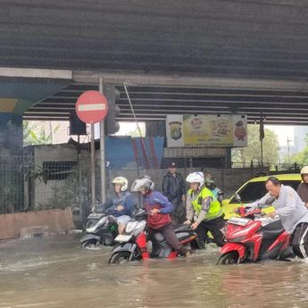 Ratusan Motor Mogok Terjebak Banjir di Puri Kembangan
