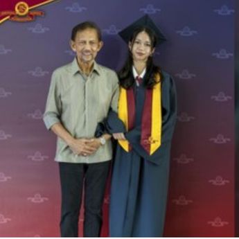 Viral Sultan Brunei Tampil Sederhana di Wisuda Putrinya