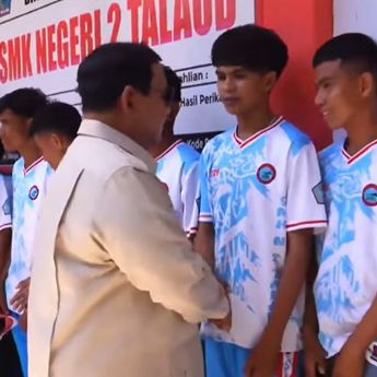 Prabowo Kunjungi SMKN 2 Talaud Disambut Lagu Maju Tak Gentar