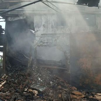 Pendinginan Kebakaran Gudang di Kalideres Masih Diwarnai Letupan