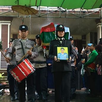Kapolri Naikkan Pangkat Anumerta Brigadir Arya Supena yang Gugur Saat Gagalkan Curanmor