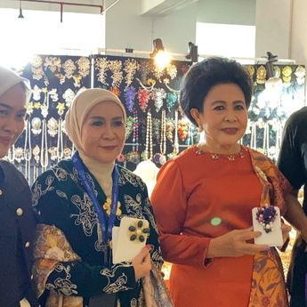 Lina Tampubolon Borong UMKM di Kartini Leader Fest Day 2