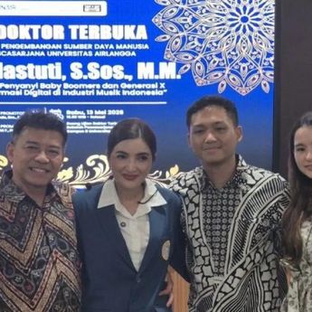 Ashanti Raih Gelar Doktor di Unair, Teliti Adaptasi Musisi Senior di Era Digital