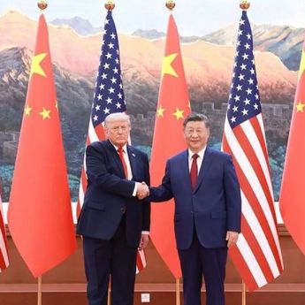 Kapal China Mulai Lintasi Selat Hormuz di Bawah Pengawasan Iran