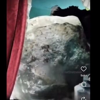 Batu Raksasa Timpa Rumah Warga Pemalang Jateng