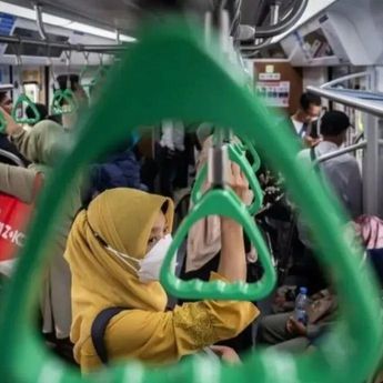 KAI Commuter Gerak Cepat Tangani Penumpang Terjatuh ke Jalur Kereta di Stasiun Manggarai