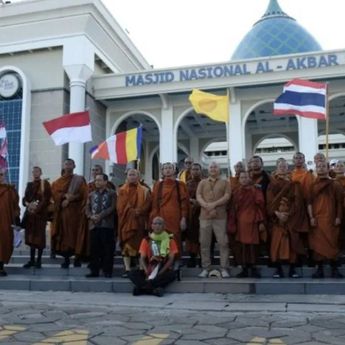 57 Biksu Lintas Negara Jalan Kaki Menuju Candi Borobudur untuk Waisak 2026