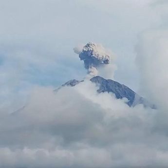 Gunung Semeru 3 Kali Erupsi pada Minggu Pagi