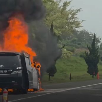VIDEO; Mobil Toyota Vellfire Ludes Terbakar di Cipularang