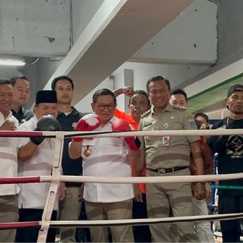 Pramono Anung Jajal Ring Tinju di Kolong Flyover Pasar Rebo Jakarta Timur
