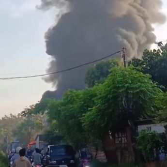 Kebakaran Hantam Limbah Plastik di Pakuhaji Tangerang