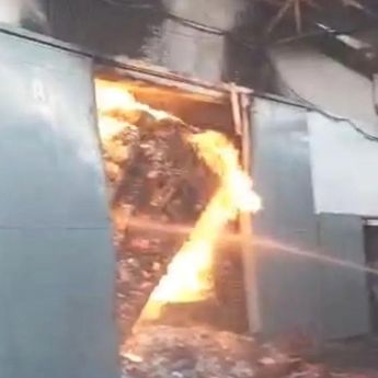 Gudang Plastik di Cengkareng yang Terbakar Kemarin Masih Berasap, Damkar Siapkan Ekskavator