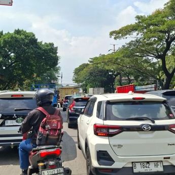 Kebakaran Gudang Plastik Sebabkan Kemacetan 5 Km di Daan Mogot