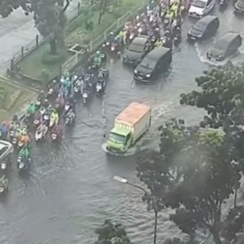 Hujan Deras Guyur Jakarta, Jalan DI Panjaitan Cawang Banjir