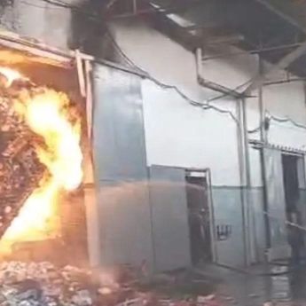 Kebakaran Gudang Plastik di Cengkareng Belum Padam hingga Hari Keempat