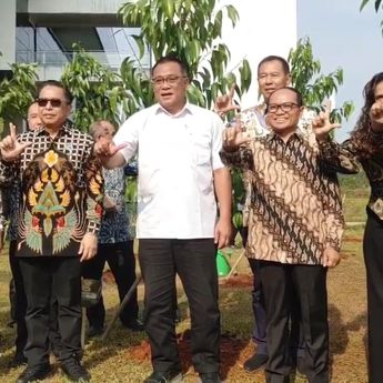 Menteri LH Tanam Pohon Di Kampus UIII Depok