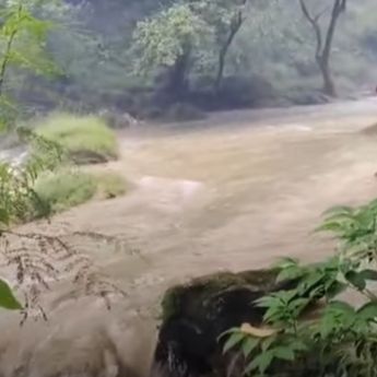 VIDEO: 4 Wisatawan Terseret Arus Sungai Cikaso