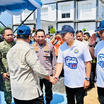 Momen Panglima TNI Dampingi Prabowo Subianto Panen Raya Udang di Kebumen
