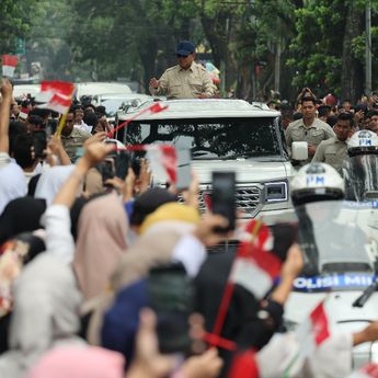 Momen Hujan Tak Surutkan Antusiasme Warga Sambut Prabowo di Bandung