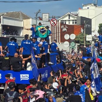 4 Pemain Persib Bandung yang Angkat Trofi 3 Kali Berturut-turut