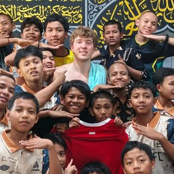 Pemain Timnas Indonesia Ole Romeny Viral Main Hadroh di Yayasan Yatim dan Dhuafa Tangsel