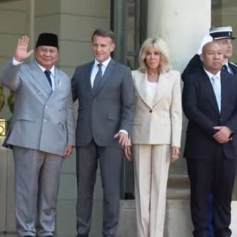 Momen Macron dan Istri Sambut Hangat Kedatangan Prabowo-Didit di Istana Elysee Prancis