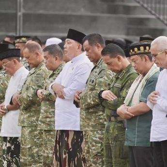 Wapang TNI Dampingi Menhan RI Shalat Idul Adha Bersama Prajurit dan Masyarakat di Papua Barat