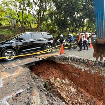 Perbaikan Permanen Jalan Amblas di Lenteng Agung Dilakukan Malam Hari